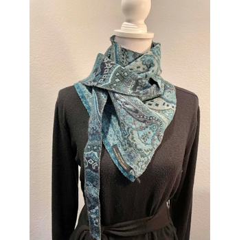 In Style: Pointed Scarf in Boiled Wool,